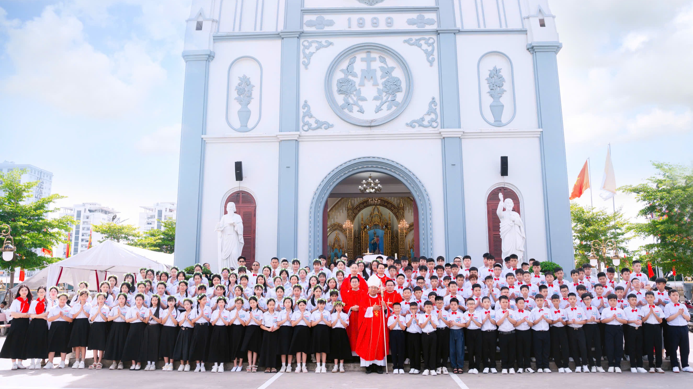 Giáo xứ Hòn Gai: 150 ứng viên lãnh nhận Bí tích Thêm Sức